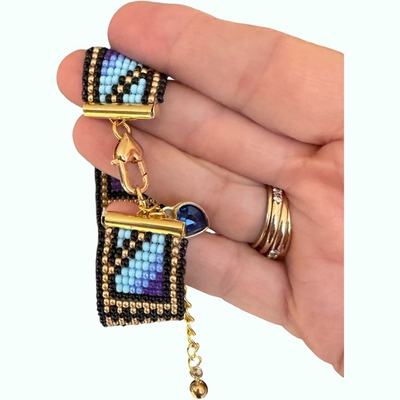 Hand crafted beaded blue geometric Native American inspired adjustable bracelet - Picture 8 of 11